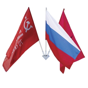Знамя Победы, флаг РФ и флаг Москвы на фасадном кронштейне