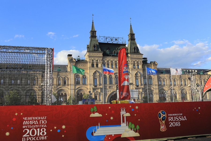 Флаги и флагштоки с символикой ЧМ2018 на Красной площади в Москве
