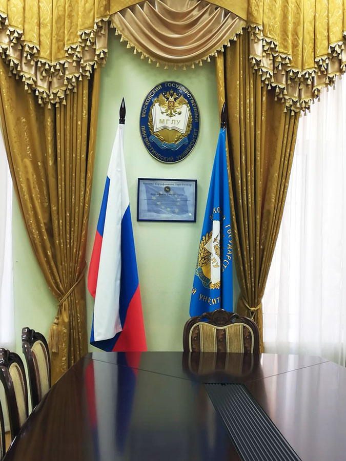 Флаги России и с логотипом на напольной подставке