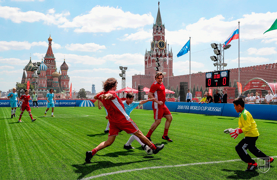 Флаги и флагштоки в Парке футбола на Красной площади в Москве