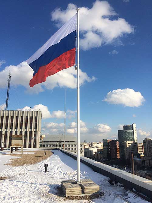 Флаг России на здании МВД в Москве
