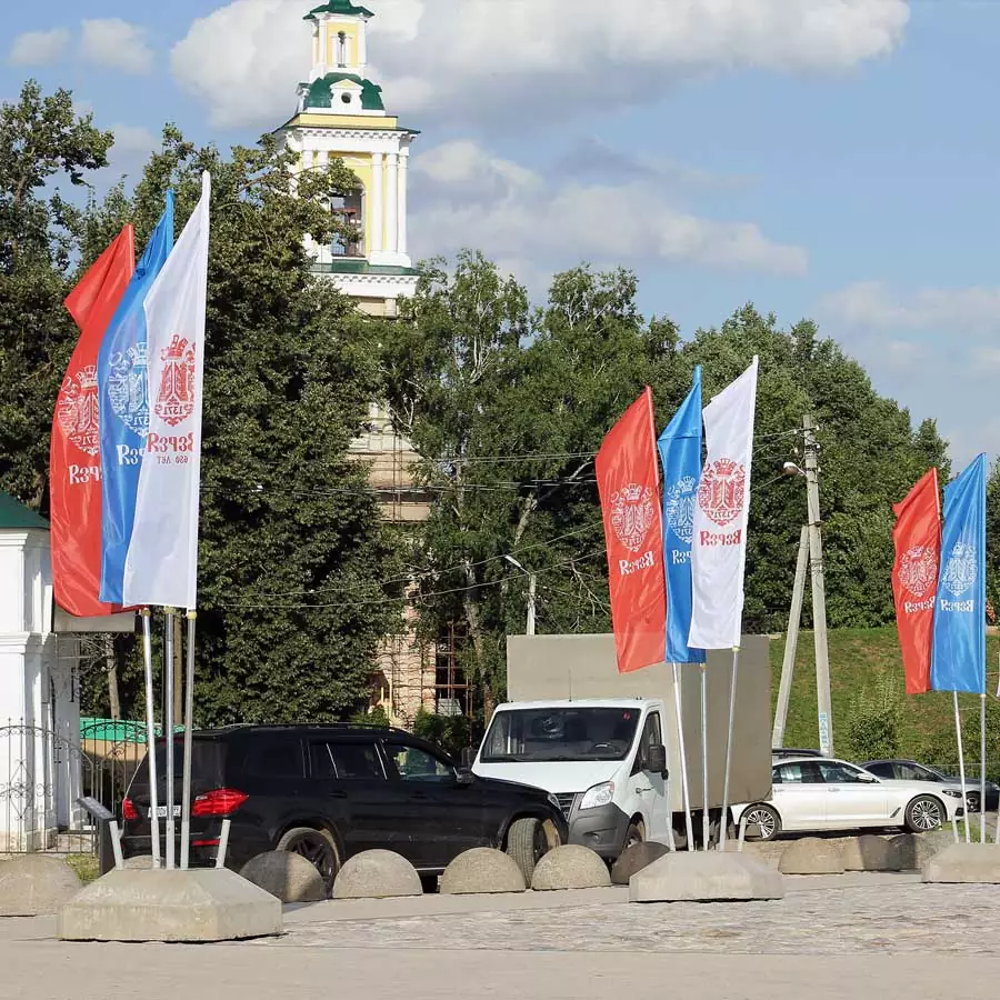 Флаговая конструкция с бетонным основанием Флаговая конструкция с бетонным основанием