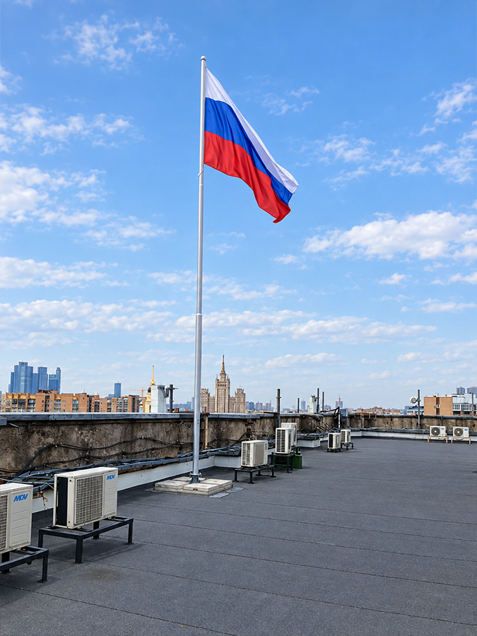 Флагшток из алюминия с флагом России на крыше здания в Москве Флагшток из алюминия с флагом России на крыше здания в Москве