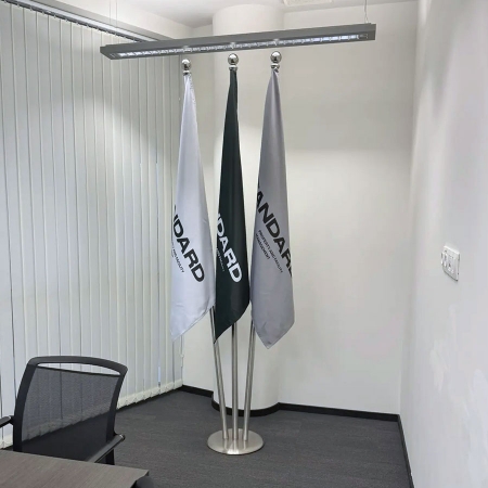 Флаги-знамена с логотипом на напольной подставке