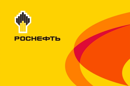 Флаг Роснефть желтый фон логотип слева Флаг Роснефть желтый фон логотип слева