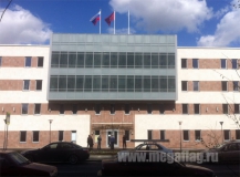 Флагштоки на крыше здания