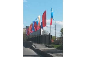 Флаги расцвечивание с праздничной символикой на перилах моста