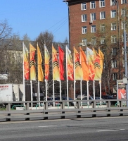 Флаги расцвечивания с праздичной символикой на мачтах флагштоках