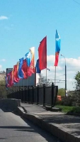 Флаги расцвечивания на перилах моста