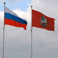 Флаг России и флаг Москвы на мачтах-флагштоках