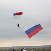 Флаг России на вертолете