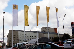 Фирменные флаги на мачтах-флагштоках перед автосалоном