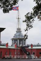 Крепостной флаг на башне Петропавловской крепости