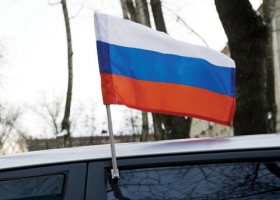 Флаг России на автомобильном флагштоке