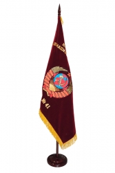 Знамя вышитое бархат бахрома на напольном флагштоке дерево