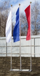 Группа мобильных флагштоков с флагами расцвечивания