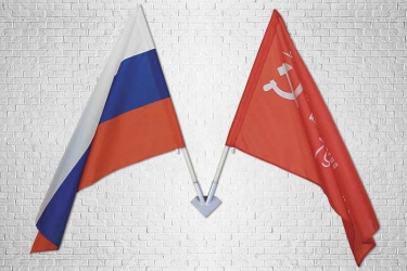 Флаг России и знамя Победы на настенном кронштейне