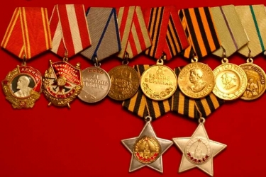 красная орденская лента какой орден. 6 0. красная орденская лента какой орден фото. красная орденская лента какой орден-6 0. картинка красная орденская лента какой орден. картинка 6 0. Перевязь носилась поверх одежды и надевалась через грудь и плечо или наматывается вокруг туловища.