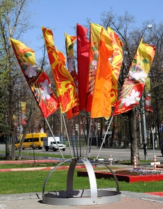 Декоративная конструкция с флагами расцвечивания с праздничной символикой