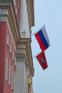 Флаги России и Москвы на здании мэрии Москвы
