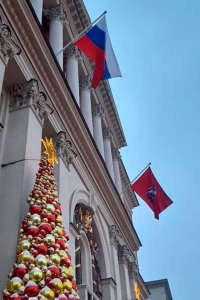 Флаги России и Москвы на здании мэрии Москвы