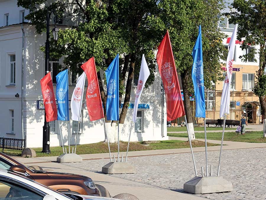 Флаговые конструкции с бетонным основанием