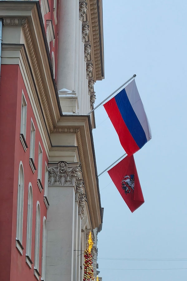 Конструкция для крепления флага на балконе здания