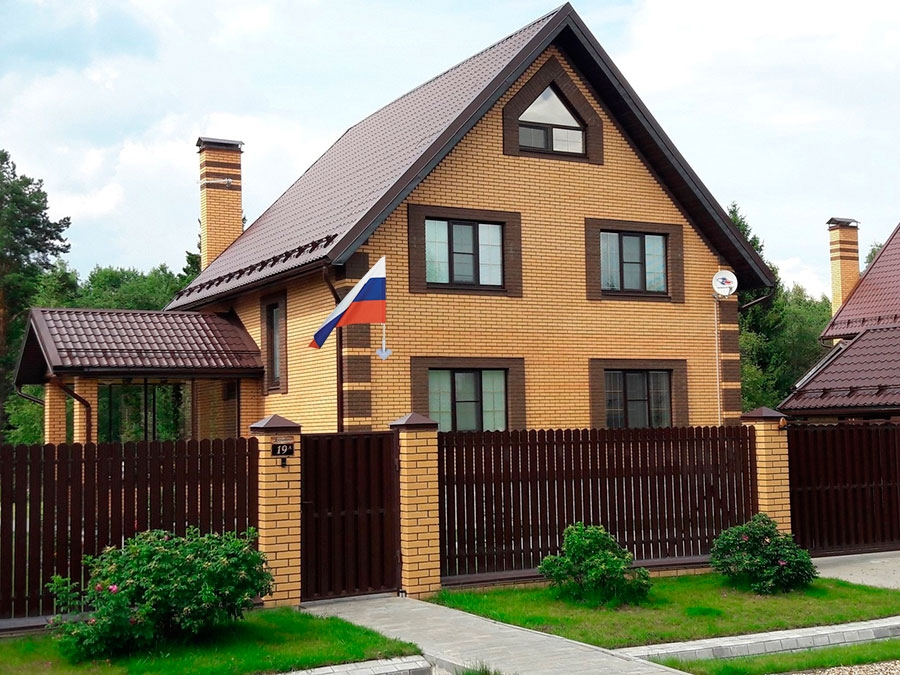 Флаг России на настенном флагштоке