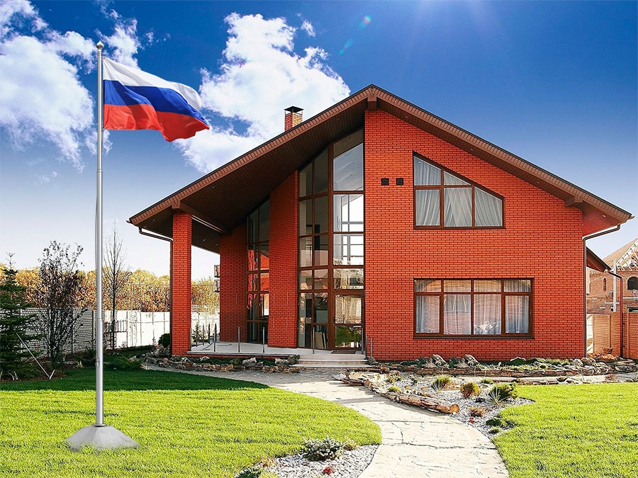 Флаг России на мачте флагштоке