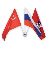 Флаг России, флаг Москвы, флаг Знамя Победы с древками на фасадном флагштоке